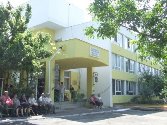 Deţinuţii de la Poarta Albă au donat alimente bătrânilor